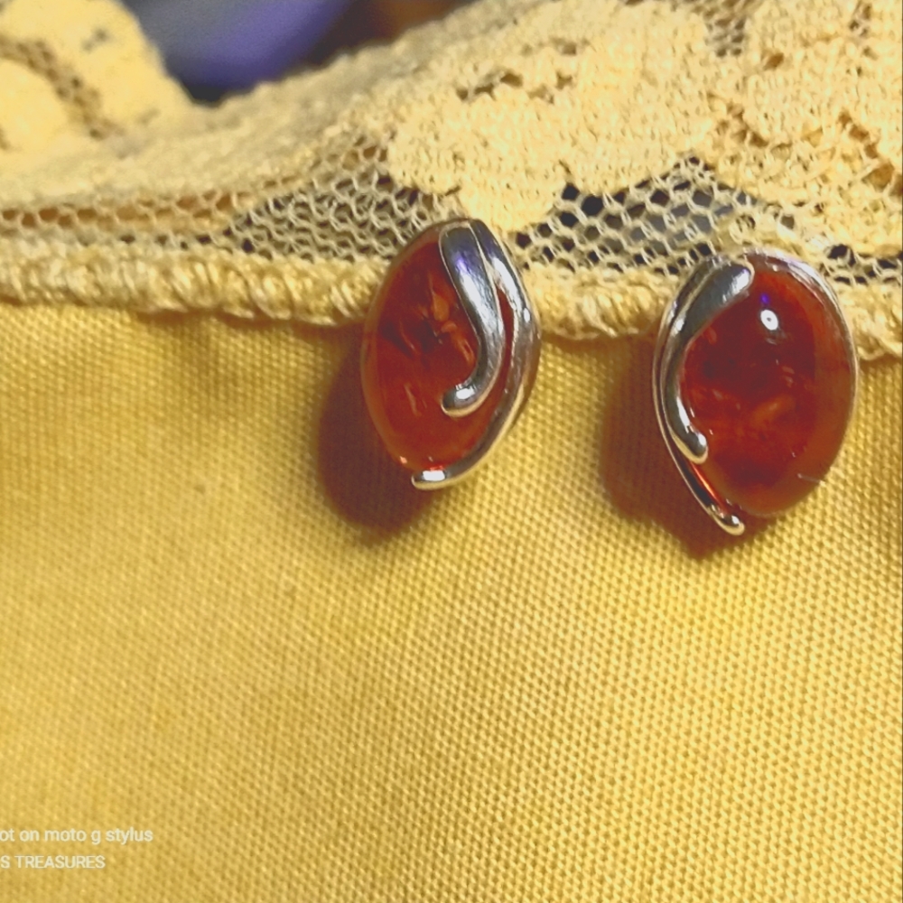 BALTIC AMBER, PRETTY SWIRLED, STERLING SETTING.. HYPOALLERGENIC POST EARRINGS.